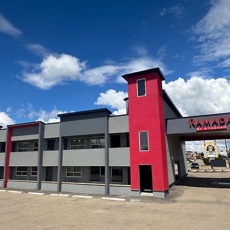Ramada By Wyndham Medicine Hat Bagian luar foto