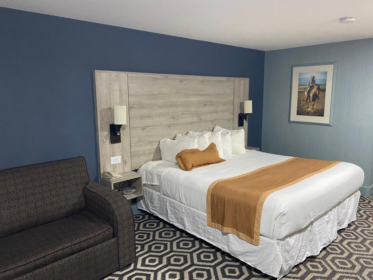 Ramada By Wyndham Medicine Hat Bagian luar foto