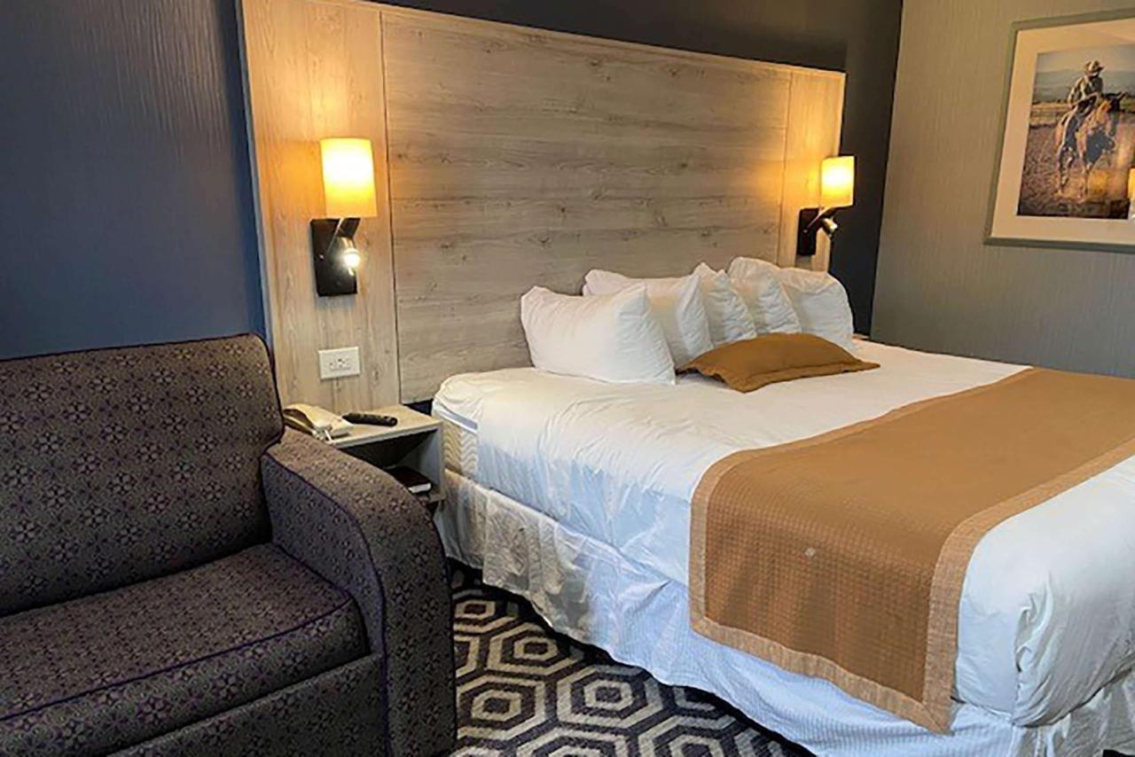 Ramada By Wyndham Medicine Hat Bagian luar foto
