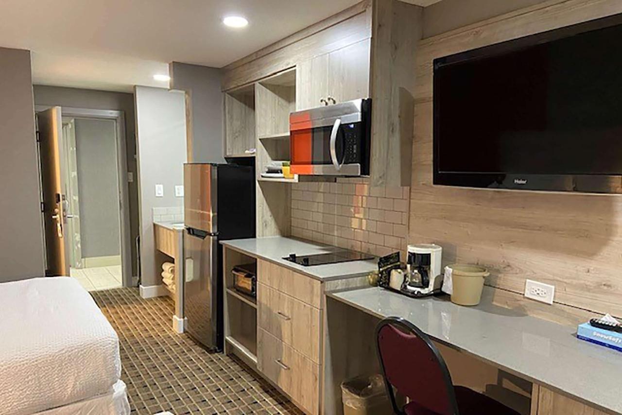 Ramada By Wyndham Medicine Hat Bagian luar foto