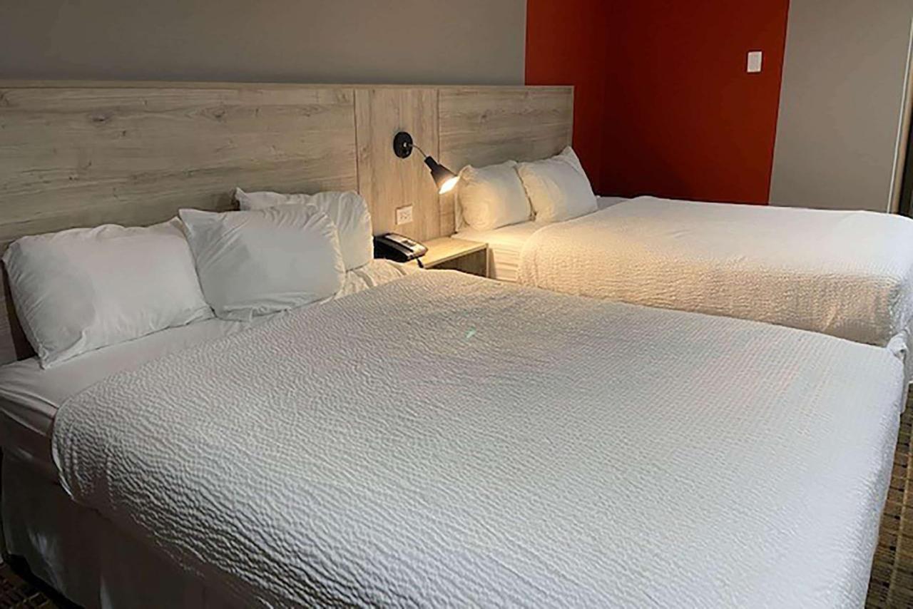 Ramada By Wyndham Medicine Hat Bagian luar foto