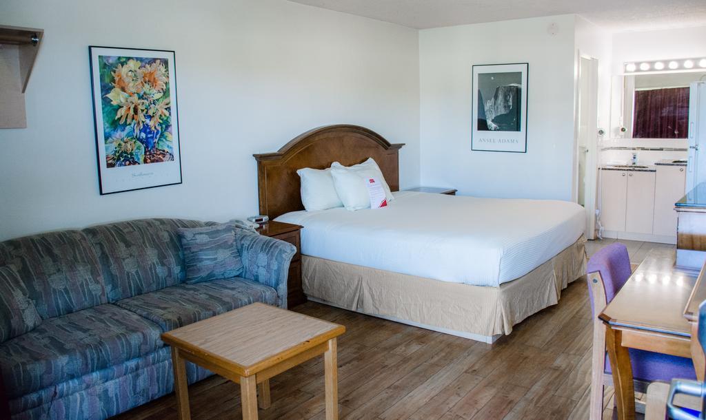 Ramada By Wyndham Medicine Hat Bagian luar foto