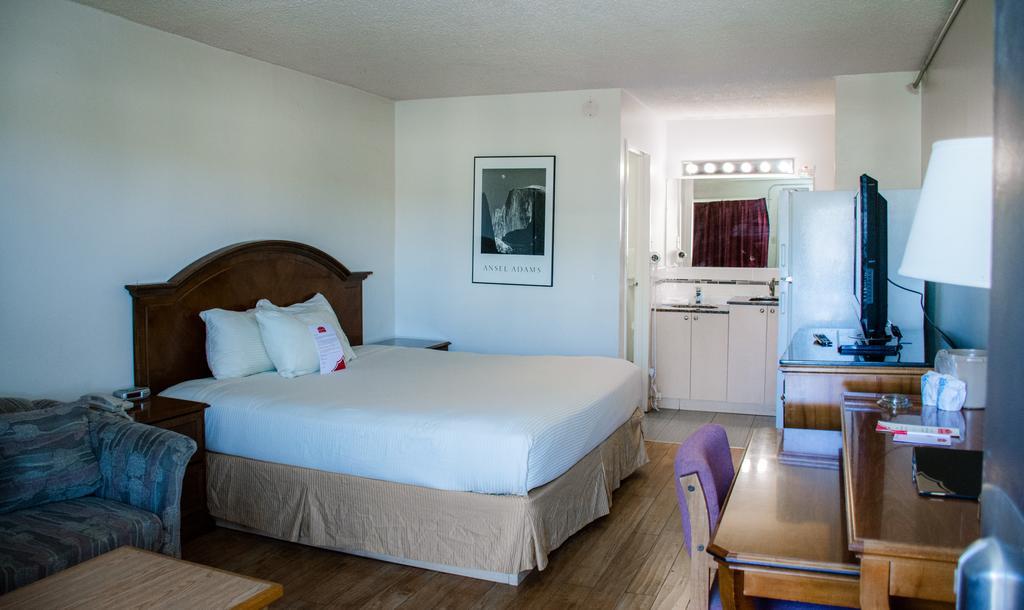 Ramada By Wyndham Medicine Hat Bagian luar foto