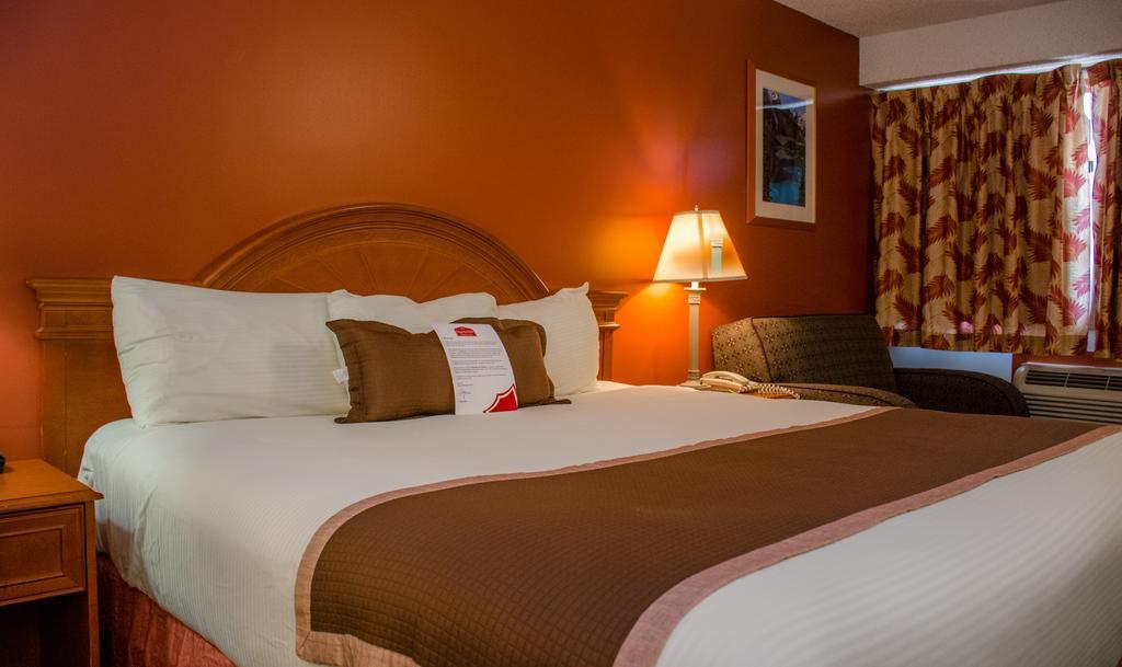 Ramada By Wyndham Medicine Hat Bagian luar foto