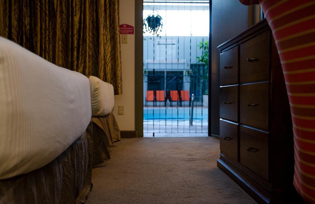 Ramada By Wyndham Medicine Hat Bagian luar foto