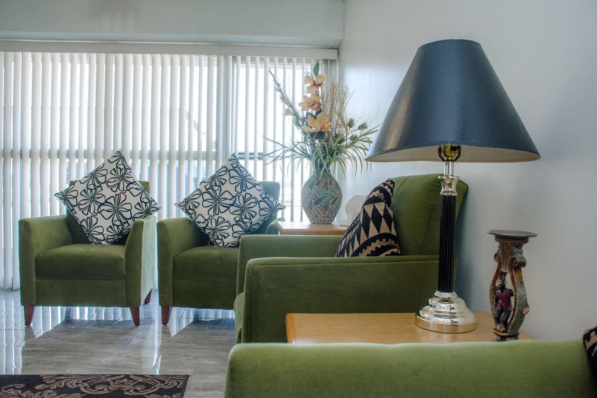 Ramada By Wyndham Medicine Hat Bagian luar foto