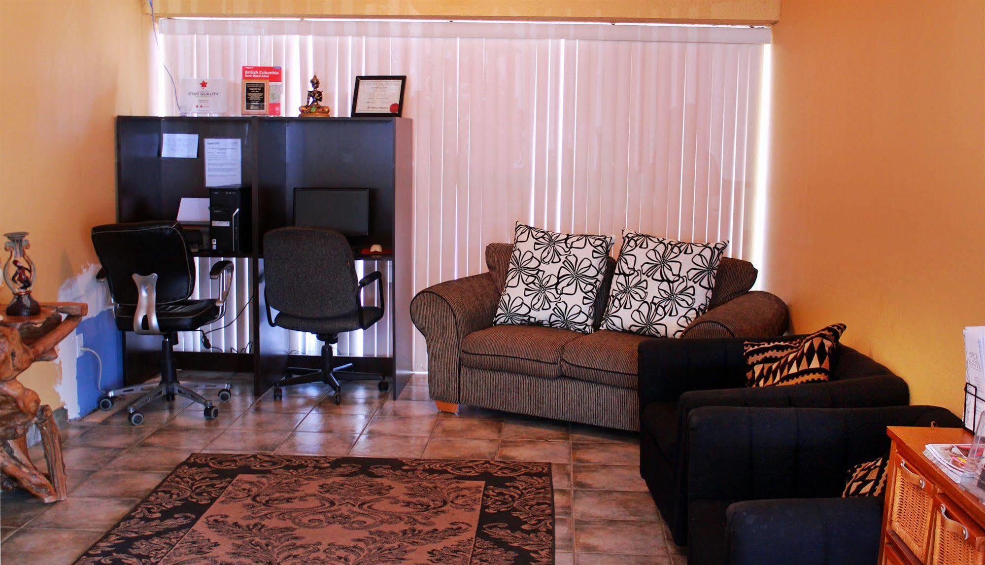 Ramada By Wyndham Medicine Hat Bagian luar foto