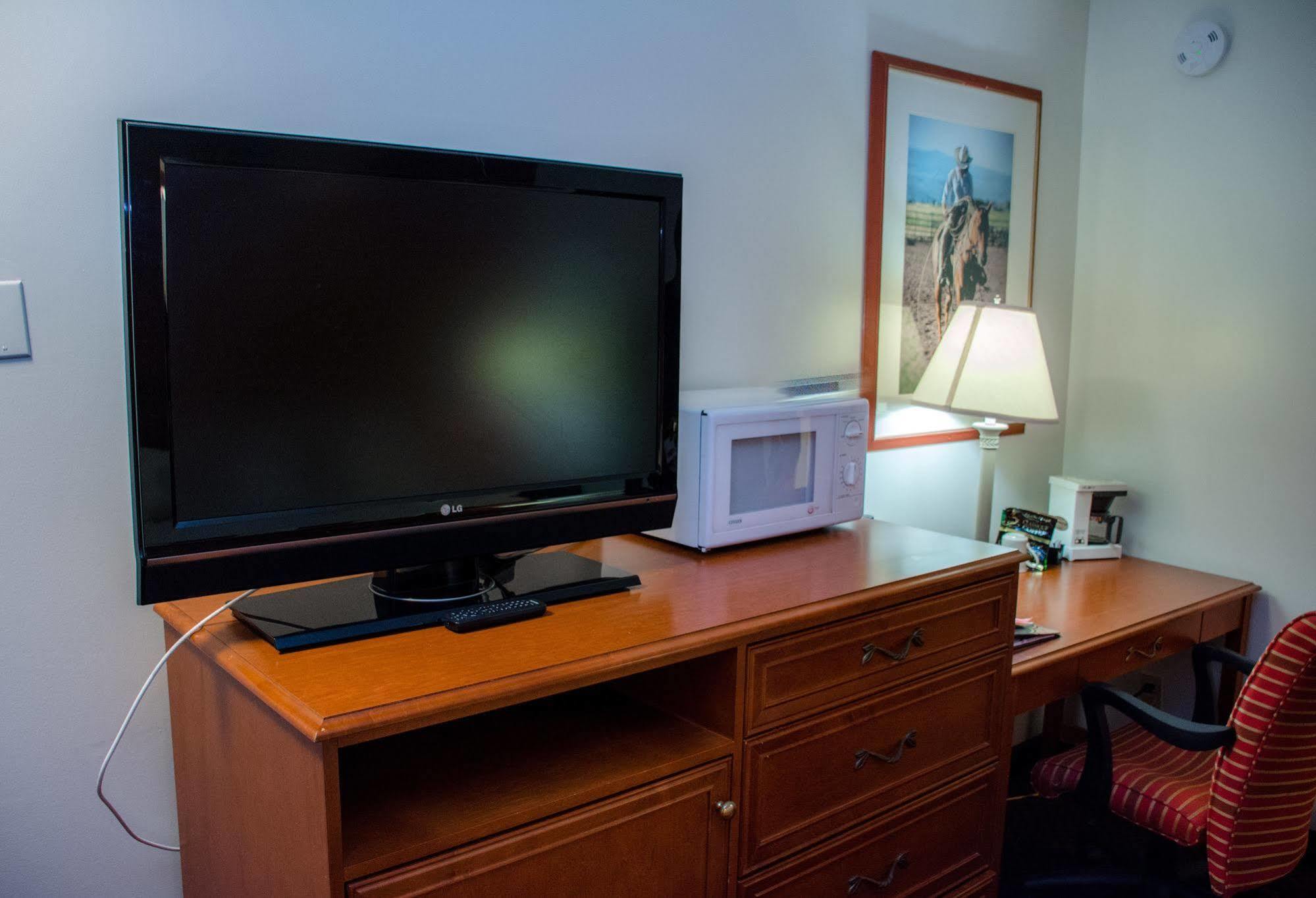 Ramada By Wyndham Medicine Hat Bagian luar foto