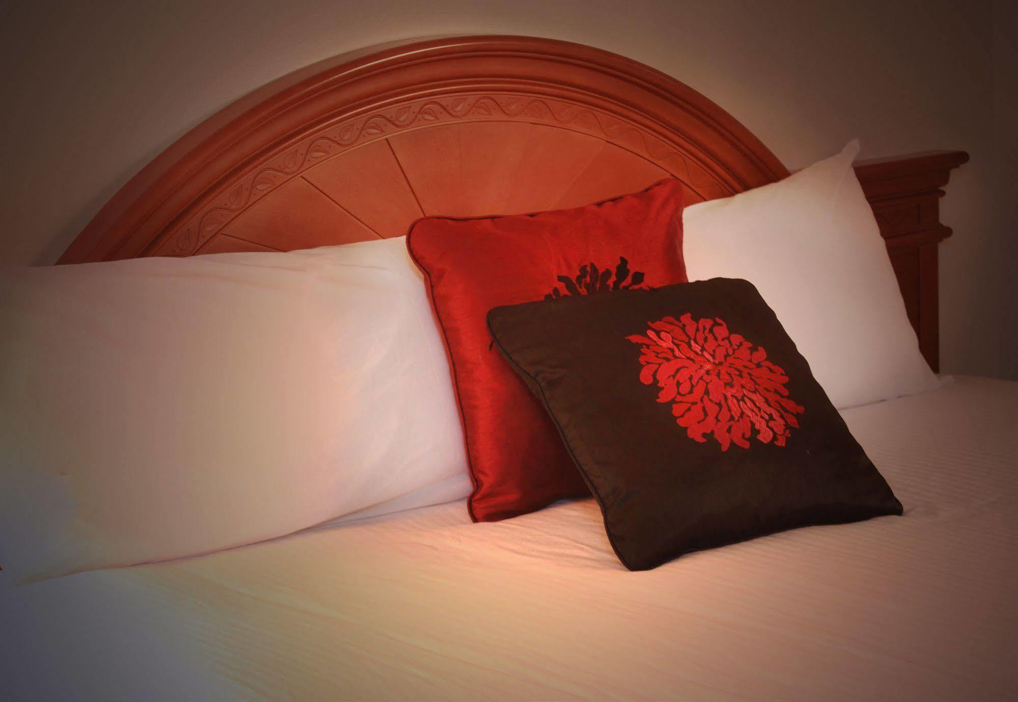 Ramada By Wyndham Medicine Hat Bagian luar foto