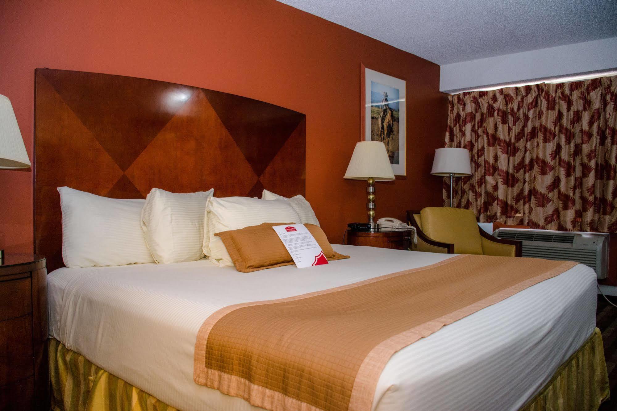 Ramada By Wyndham Medicine Hat Bagian luar foto