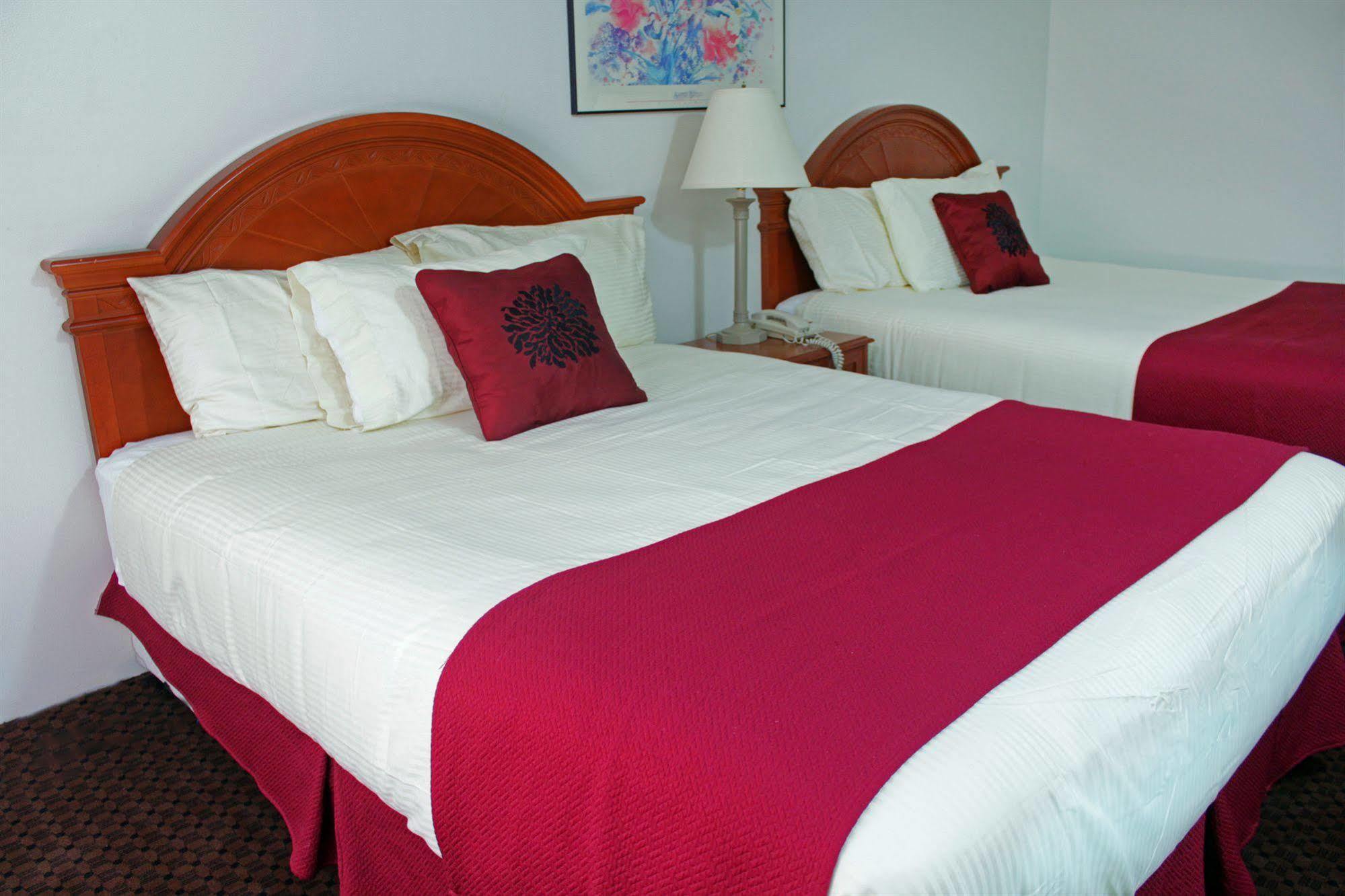 Ramada By Wyndham Medicine Hat Bagian luar foto