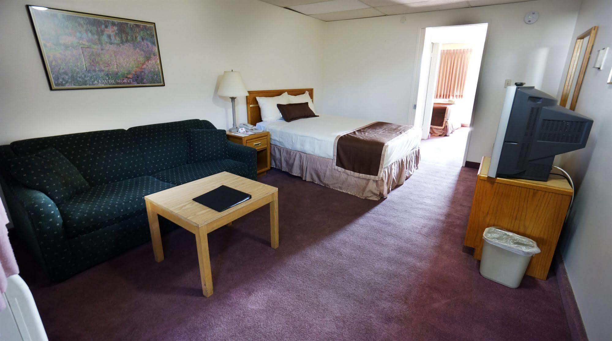 Ramada By Wyndham Medicine Hat Bagian luar foto