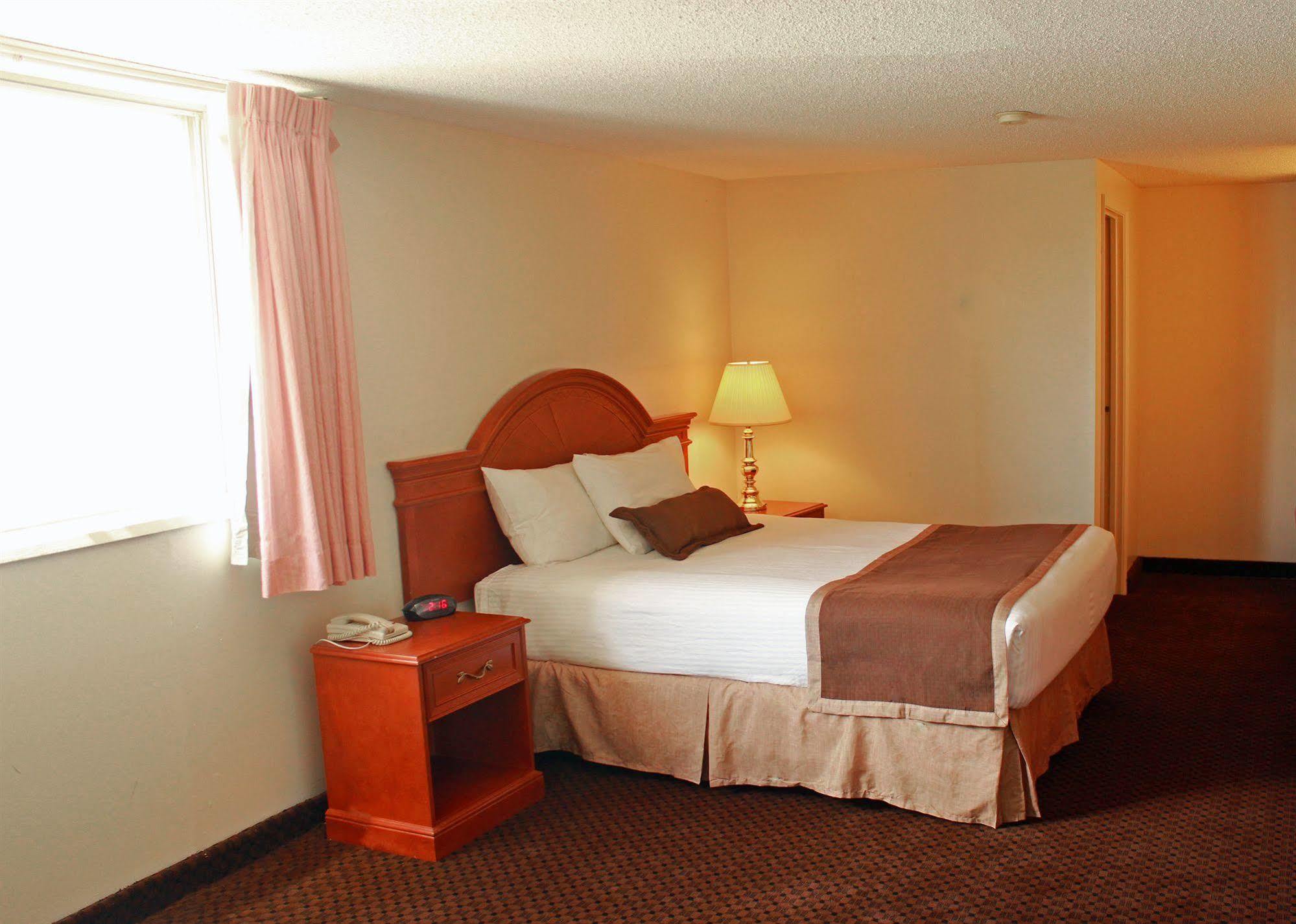 Ramada By Wyndham Medicine Hat Bagian luar foto