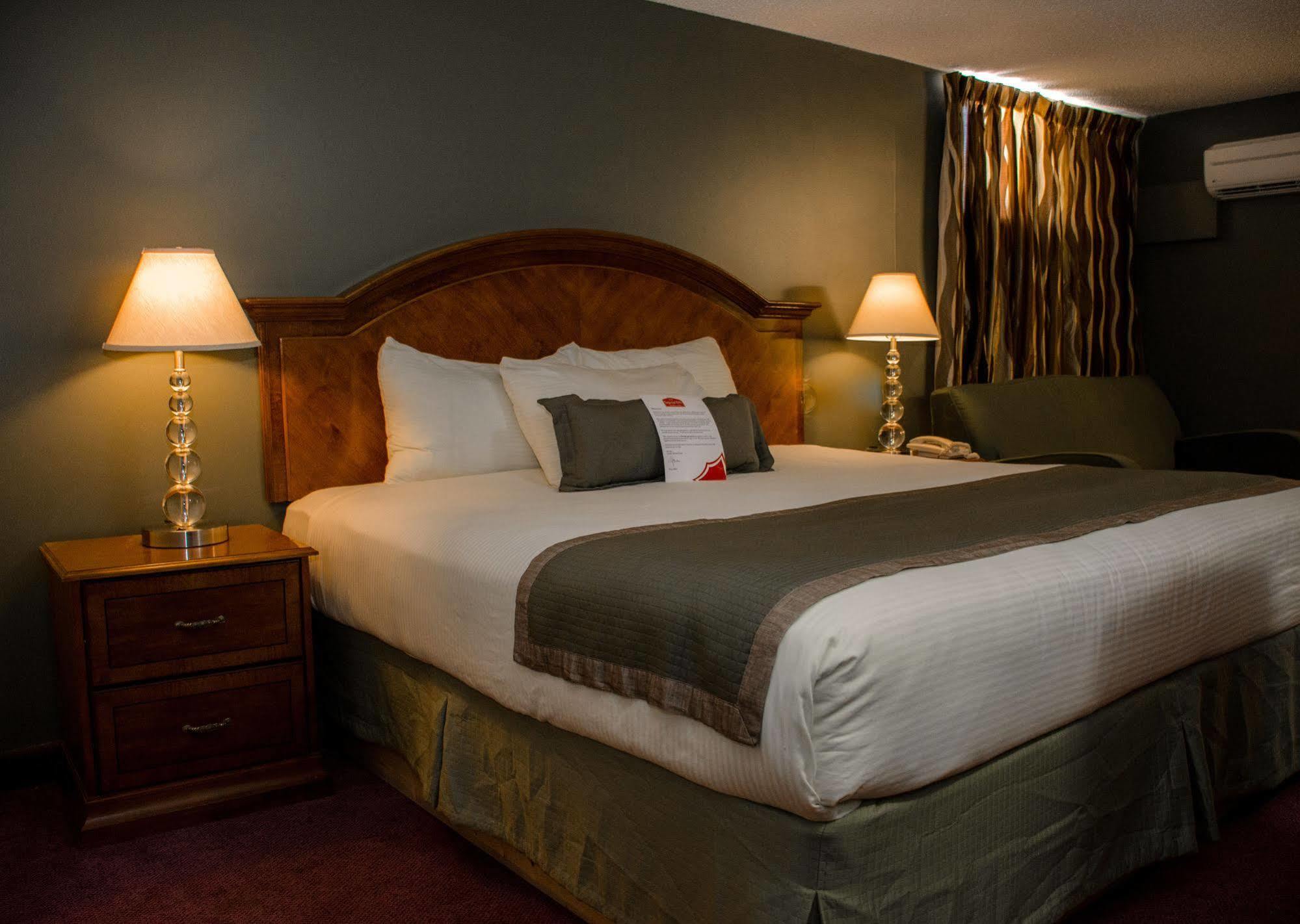 Ramada By Wyndham Medicine Hat Bagian luar foto