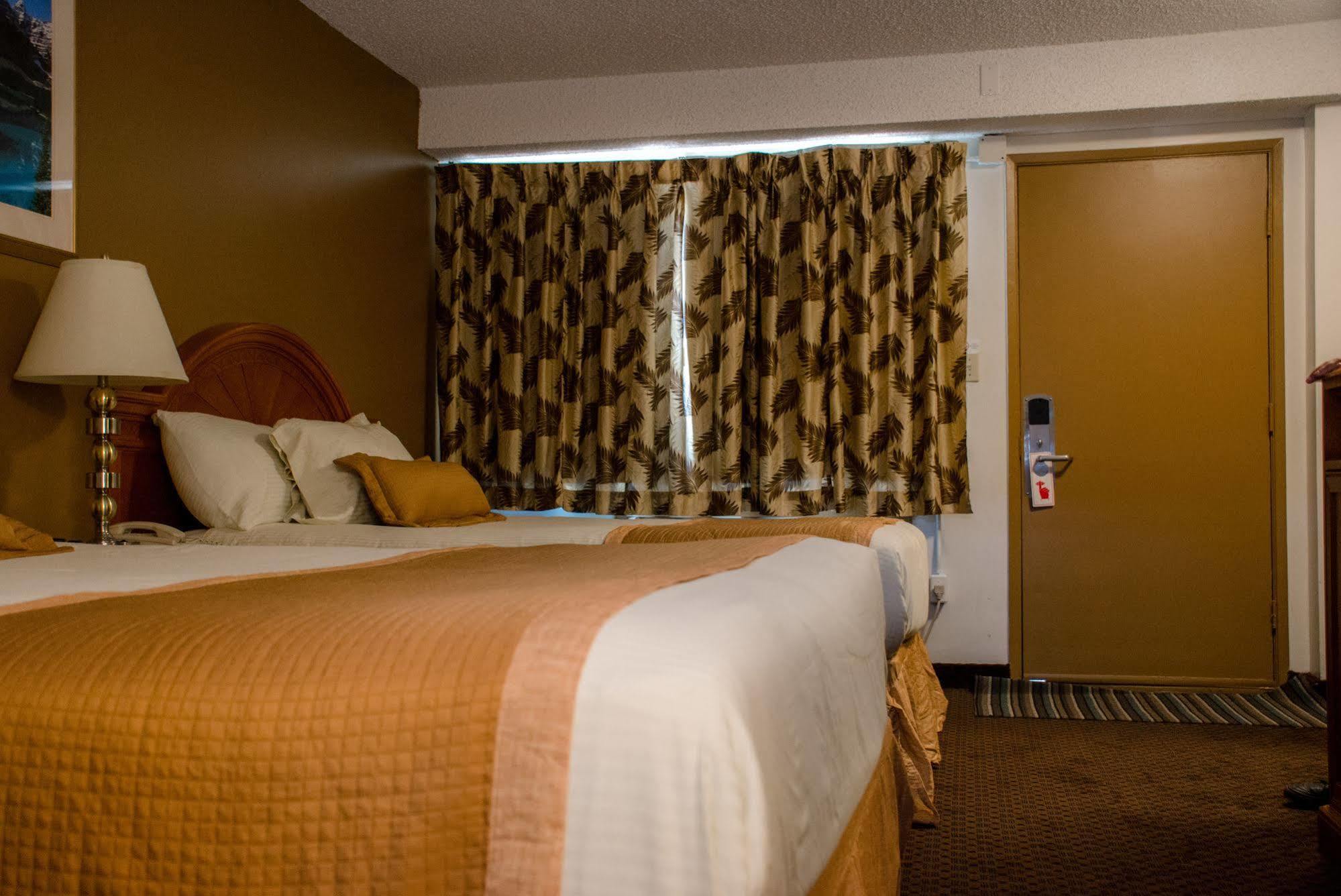 Ramada By Wyndham Medicine Hat Bagian luar foto